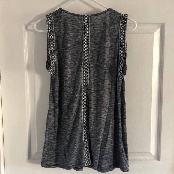 Sleeveless W5 Tank Top - Picture 4 of 5